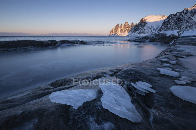 Лед на замерзших прибрежных бассейнах на смотровой площадке Тунгенесет, Сенья, Норвегия — стоковое фото