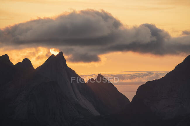 July summer sun setting over peaks of Breiflogtind from summit of Reinebringen, Lofoten Islands, Norway — Foto stock