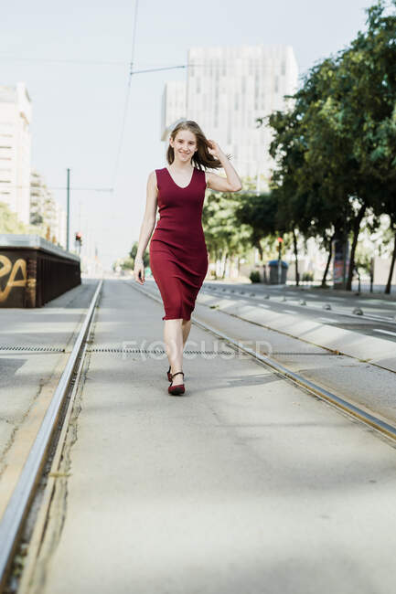 Portrait d'une fille se promenant dans la ville de Barcelone — Photo de stock