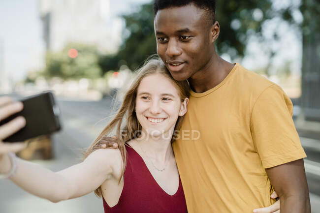 Rapaz e rapariga apaixonados a tirar uma selfie — Fotografia de Stock