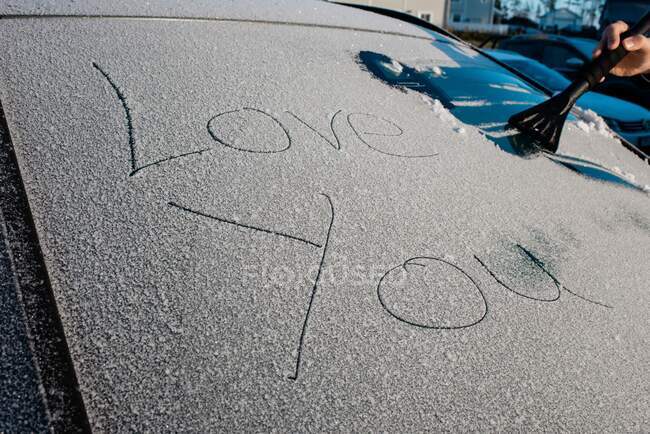 Eu te amo mensagem no pára-brisas de um carro gelado no inverno — Fotografia de Stock