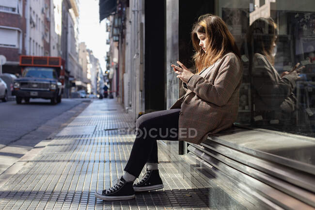 Adolescente avec un smartphone dans une rue à Buenos Aires — Photo de stock