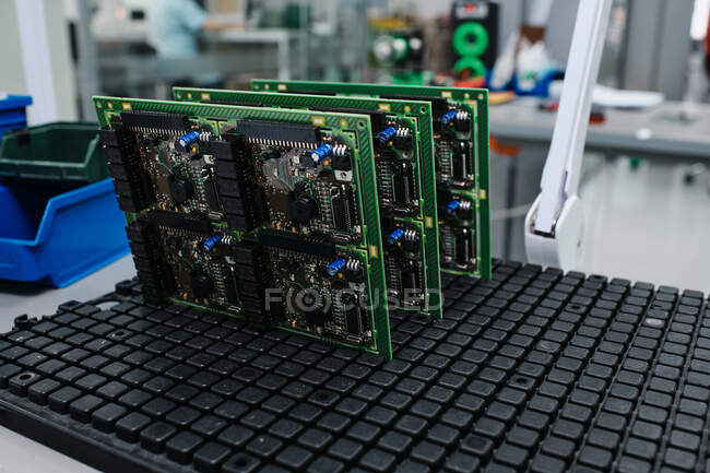 Placa de computador acabado arranjado em uma prateleira — Fotografia de Stock