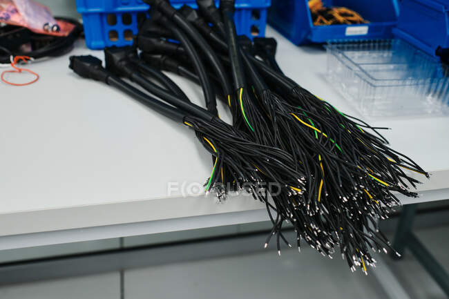 Coleção de cabos pretos, verdes e amarelos em uma mesa — Fotografia de Stock