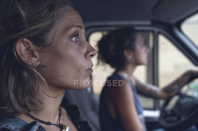 Dos hermanas, conduciendo una furgoneta. - foto de stock