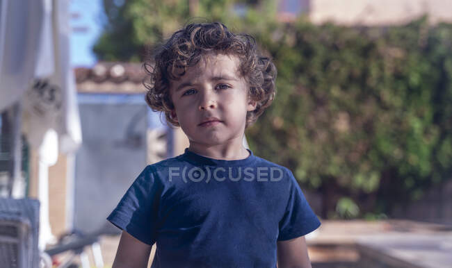 Retrato de un niño de 7 años, en el jardín de un rural - foto de stock