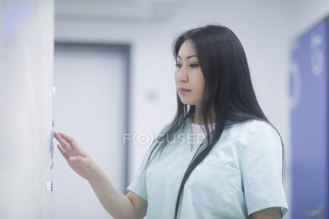 Asiatico donna medico controllo dispositivo in un ospedale — Foto stock