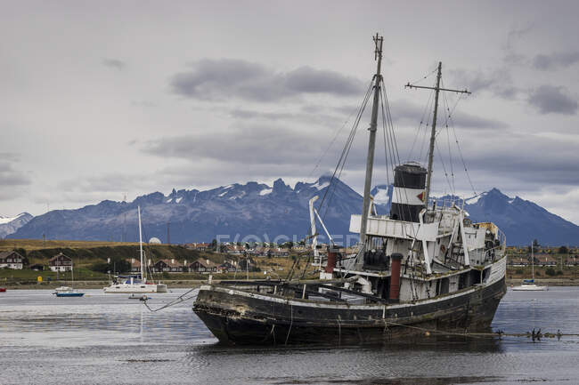 Historic St. Christopher shipwreck on shore at Ushuaia, Tierra del Fuego, Patagonia, Argentina — Stock Photo