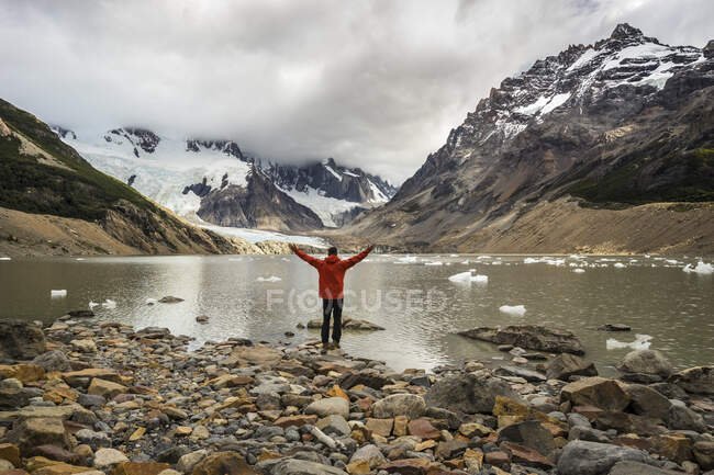 Uomo con le mani in alto nel Parco Nazionale del Los Glaciares — Foto stock