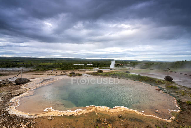 Wunderschöne Naturlandschaft des Geysirs Strokkur, Island — Stockfoto
