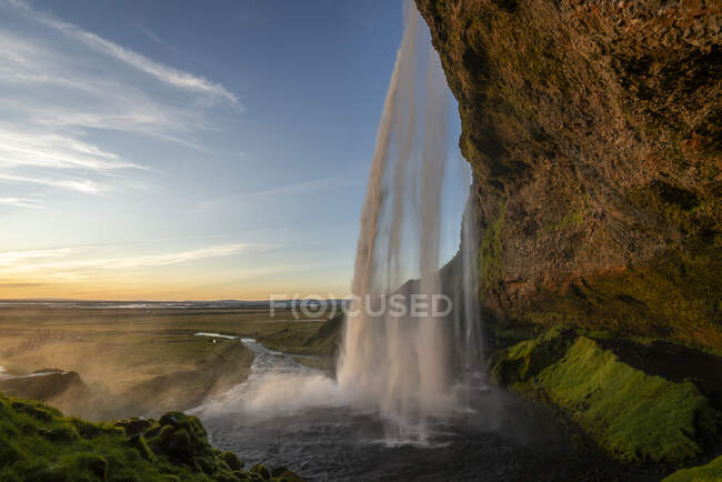 Hermosa cascada de Seljalandsfoss en Islandia - foto de stock