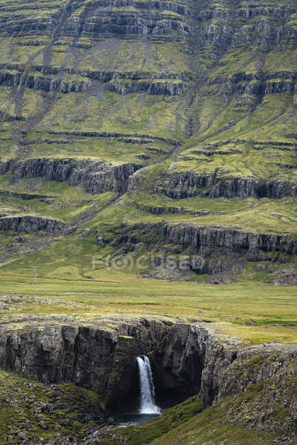 Cascada de Folaldafoss, Región Oriental, Islandia - foto de stock