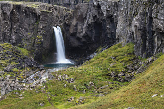 Cascada de Hengifoss, Región Oriental, Islandia - foto de stock