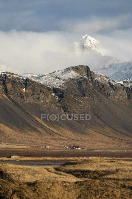 Montañas nevadas, Budir, Península de Snaefellsness, Islandia - foto de stock