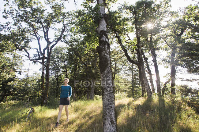 A young woman hikes on a trail near Cascade Locks, Oregon. — Stock Photo