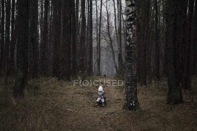 Little child alone in the autumn forest. — Stock Photo