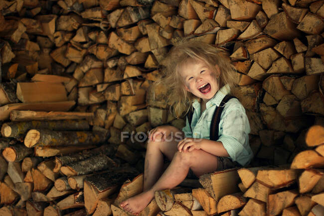 The little girl portrays a brownie. — Stock Photo