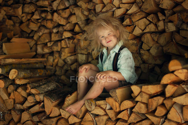 The child makes a face and portrays a brownie. — Stock Photo