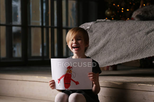 Ein fröhliches Mädchen malte den Weihnachtsmann. — Stockfoto