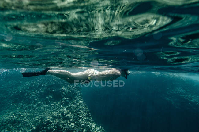 Adulto Feminino snorkeling em água limpa em hawaii — Fotografia de Stock