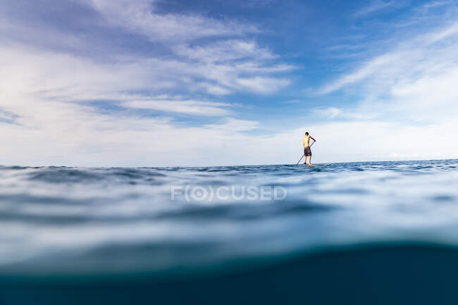 Stand up paddler paddles solo nell'oceano di hawaii — Foto stock