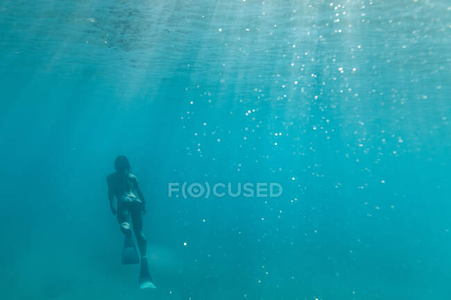 Femmina subacquea libera nuota via nelle acque color verde acqua al largo di Oahu, hawaii — Foto stock