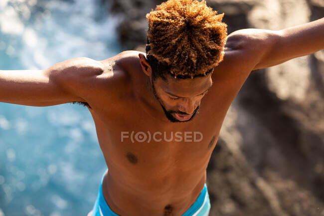 Cliff mergulhador se prepara para saltar para trás no oceano em hawaii — Fotografia de Stock