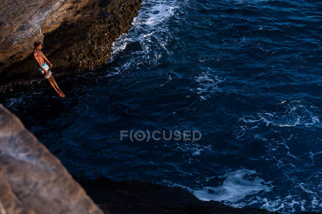 Чоловічий скелястий дайвер в дії на океанічних скелях Оаху, Гаваї — стокове фото