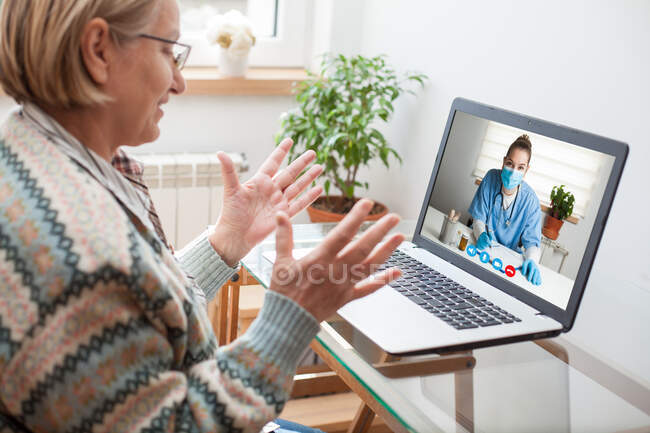Paziente anziana e medico donna concetto di telemedicina — Foto stock