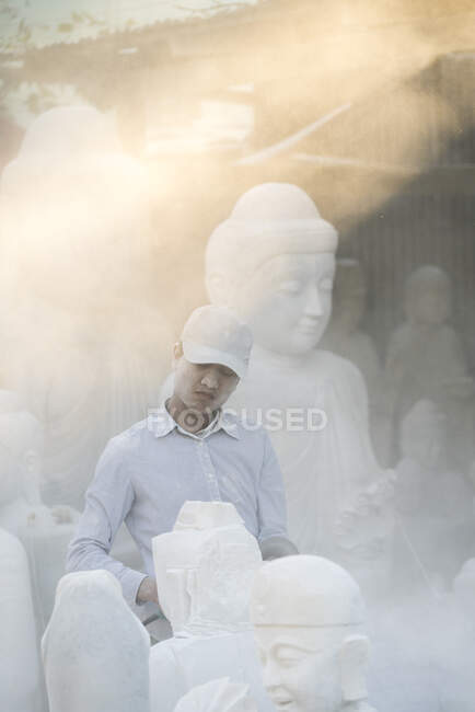 Молодой мраморный резчик, вырезающий статую Будды, Мандалай, Мьянма — стоковое фото