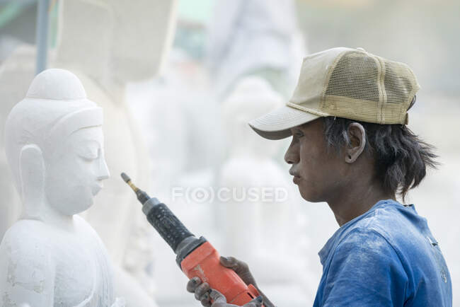 Joven tallador de mármol tallado estatua de Buda, Mandalay, Myanmar - foto de stock