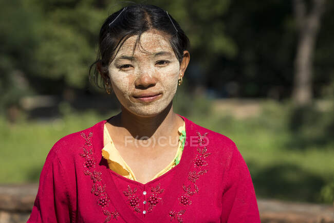 Mulher vestindo um monte de thanaka em seu rosto, Inwa (Ava), Mandalay, Myanmar — Fotografia de Stock