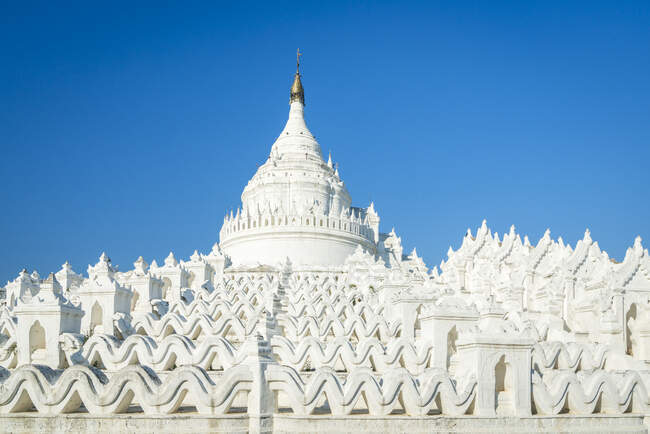 Exterior de la Pagoda Hsinbyume blanca contra el cielo despejado, Mingun, Mandalay, Myanmar - foto de stock
