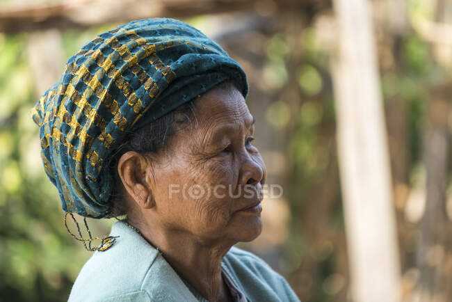 Mujer birmana mayor con sombreros, Hsipaw, Myanmar - foto de stock