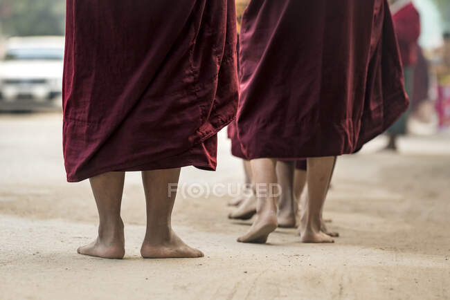 Monaci sulla strada allineati e ricevere elemosine, Nyaung U, Bagan, Myanmar — Foto stock