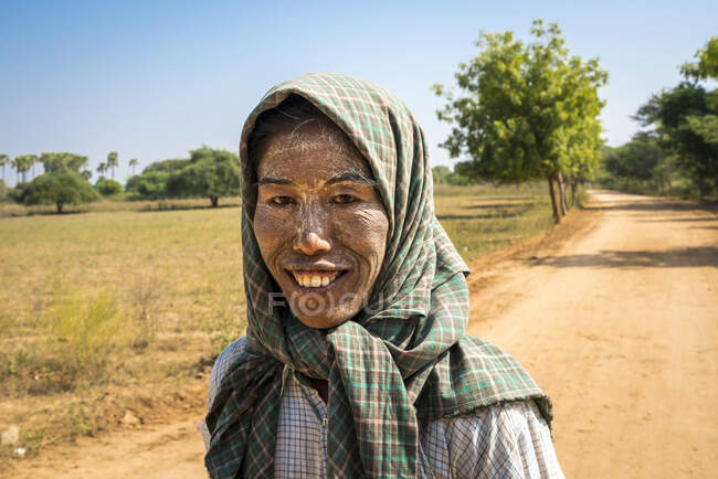 Porträt einer Frau mit Schal, Bagan, Myanmar — Stockfoto