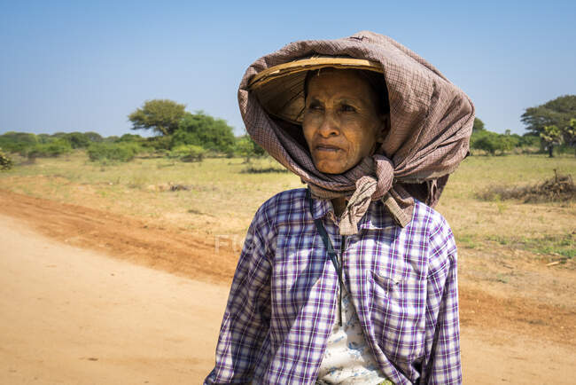 Portrait de femme âgée avec thanaka sur le visage portant l'écharpe pendant la journée ensoleillée, Bagan, Myanmar — Photo de stock