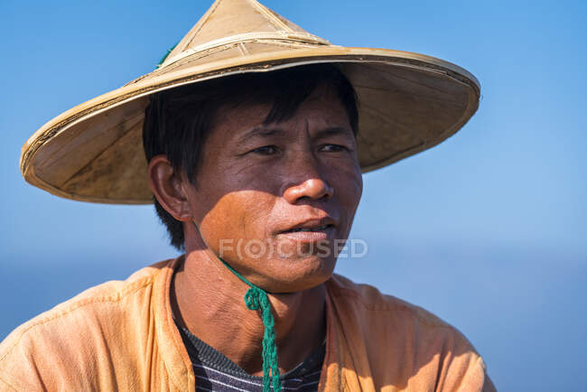 Retrato de Intha fisherman, Lake Inle, Nyaungshwe, Myanmar - foto de stock