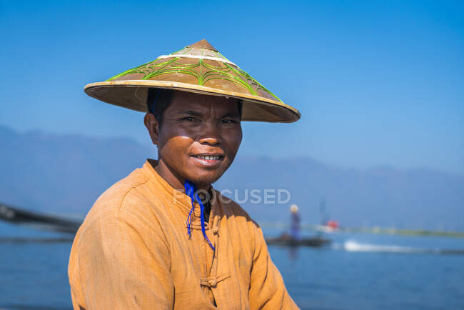 Close-up de pescador Intha contra céu azul claro, Lago Inle, Nyaungshwe, Mianmar — Fotografia de Stock
