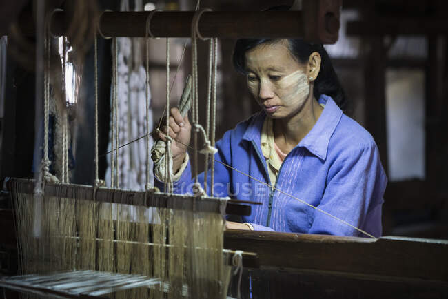 Asiatico donna lavoro in tessitura fabbricazione — Foto stock