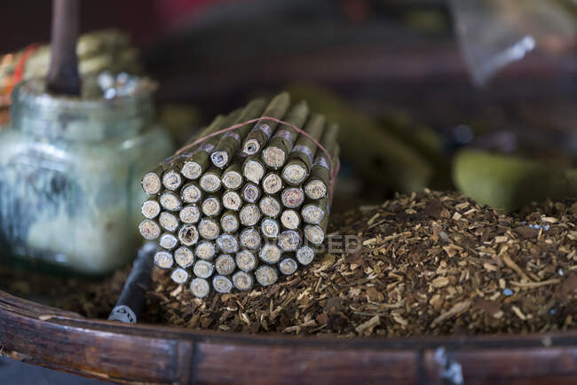Detail shot of bundle of Burmese cigars and tobacco in workshop, Lake Inle, Myanmar — Stock Photo