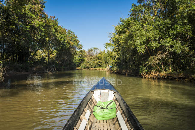 Canal sur le lac Inle contre ciel bleu à partir d'un bateau à moteur, Myanmar — Photo de stock