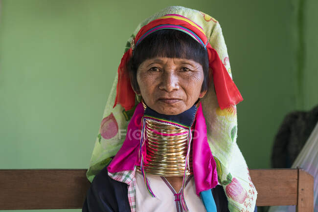 Старша бірманка з племені Каян (АКА Падаун, довга шия).) — стокове фото