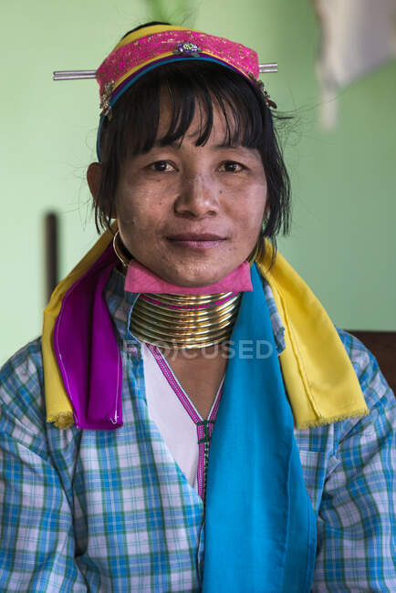 Mujer birmana mayor de la tribu Kayan (alias Padaung, cuello largo)) - foto de stock