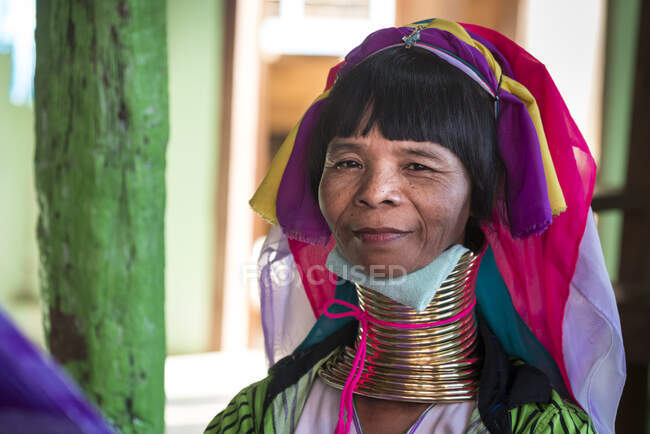 Старшая бирманка из племени Каян (также известная как Падаунг, длинношейная) — стоковое фото