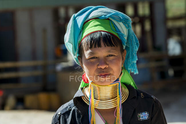 Бирманская женщина из племени Каян (он же Падаунг, длинношейный) смотрит в камеру, рядом с Лойко, штат Каях, Мьянма — стоковое фото