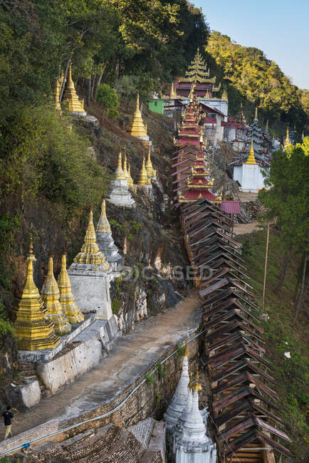 Escalier couvert menant aux grottes de Pindaya depuis le village, Pindaya, Myanmar — Photo de stock