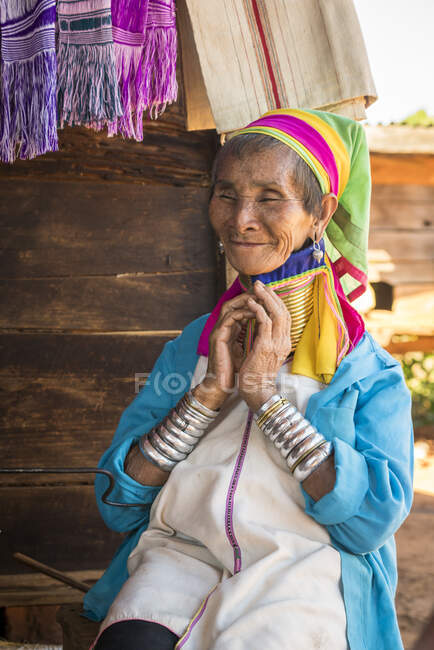 Mulher birmanesa sênior da tribo Kayan (AKA Padaung, pescoço longo) sorrindo para a câmera, perto de Loikaw, Myanmar — Fotografia de Stock
