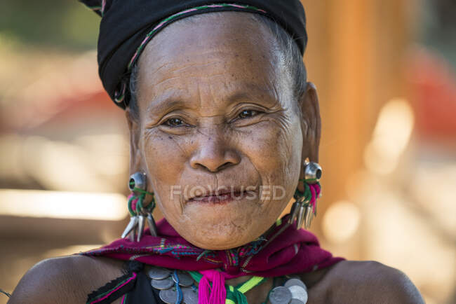 Retrato de mulher sorridente da tribo Kayah olhando para a câmera, Loikaw, Mianmar — Fotografia de Stock