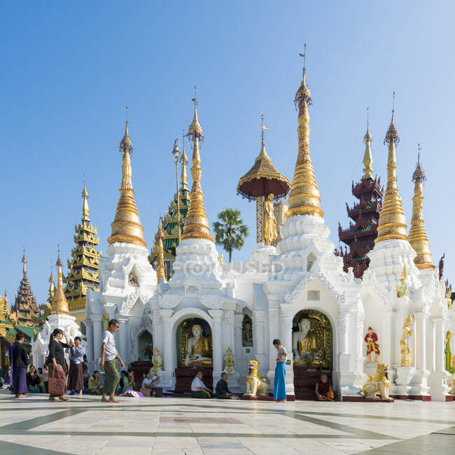 Белый буддийский храм в комплексе Пагода Шведагон, Янгон, Мьянма — стоковое фото